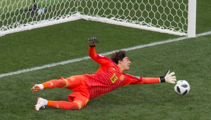  卡尔斯鲁厄门将超神发挥，单场做出十余次精彩扑救