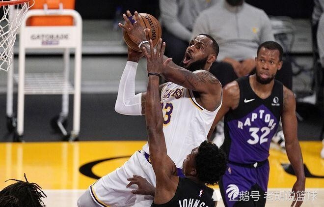  詹姆斯伤愈复出，湖人主场大胜马刺  