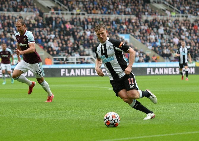  威尔逊双响纽卡斯尔联客场力克阿斯顿维拉取分  